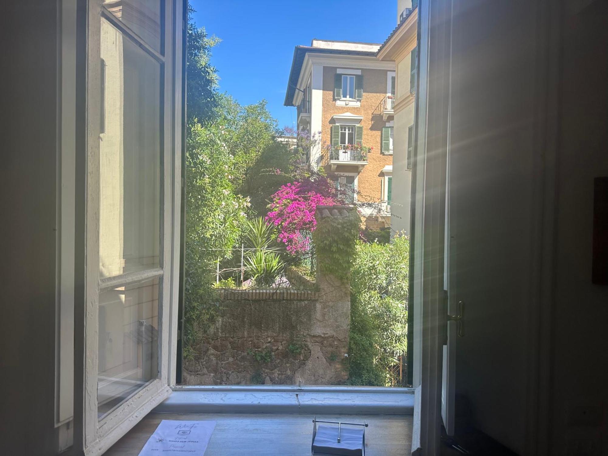 Green Window Roma Luaran gambar
