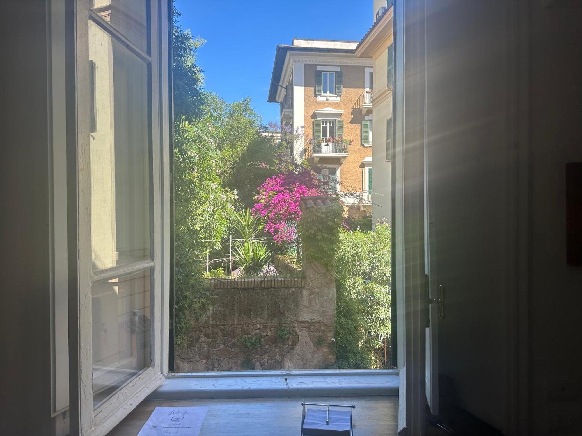 Green Window Roma Luaran gambar